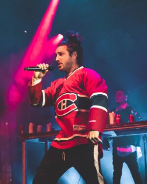Adamo Marinacci Instagram - 💫 Montréal vous êtes incroyable! 💫

Merci aux @canadiensmtl d’avoir pensé à nous pour le show d’après match Samedi dernier au @centrebell !!! 

J’ai perdu mes clés pendant le bodysurf mais ça aura valut la peine 😂 

Shout out à mon boy @jd.vii d’avoir capturé les moments "clés" 🙋🏻‍♂️😝 

@lesgrosbig @j7.grosbig @dsl.ap3 @lemindmusic @molsonexportca 

#show #hiphop #rapqueb #canadiensmtl #montrealcanadiens #montréal #nightlife