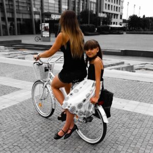 Adéla Heftyová Instagram - Do školy chodím väčšinou sama autobusom.. ale dnes ráno ma mama viezla ako princezničku 👑🚲