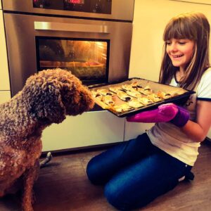 Adéla Heftyová Instagram - Áno áno, piekla som 🍪❤ ..a mala som aj pomocníčku 🤣🐶 #slivkovydzem #nutela #lagottoromagnolo