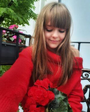 Adéla Heftyová Instagram - ..moja obľúbená farba? 👑🌹 ...červená ❤
