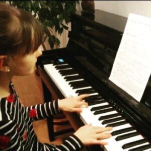 Adéla Heftyová Instagram - 🎹❤ #schumann #adelahra #piano #klavir