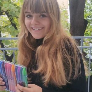 Adéla Heftyová Instagram - Milujem, keď sa ma moja babka už od polky leta pýta, či sa teším do školy 😂 Z prázdnin ešte zostávajú 3 týždne, ale otázka či sme ready do školy bude asi teraz prichádzať zo všetkých strán.

S farebnými gumovacími perami FriXion Ball od @pilotpensk môžeš vymazať stres a zvyšok leta si ešte užiť naplno, v škole ti s nimi bude super 💕🦄

Ja gumovacie perá používam asi od tretej triedy, bez modrej a čiernej farby sa ani nepohnem. Sú úplný základ mojich poznámok. Najviac ma na FriXion Ball perách baví to, že keď spravím chybu, hneď ju viem opraviť.

Fialová a červená sú zas moje top farby na nadpisy 💜❤️

#frixionball #pilotpensk #back2school #farby #spolupraca