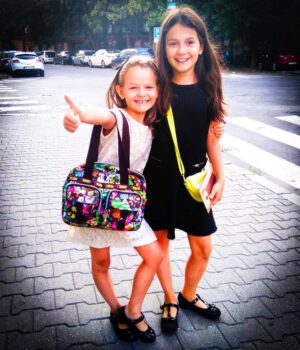 Adéla Heftyová Instagram - Pred štyrmi rokmi sme so sestrou išli do školy s takýmto veľkým úsmevom 🥳 Ja som bola tretiačka a @tereza_heftyova išla do primy na gymnáziu... Dnes už zo septembra až tak nadšené nie sme 😅 ale aj tak... škola je v podstate faaajn, tak nech sa všetkým darí 🎉📚 #skolavola #terezaadela #spomienky #september