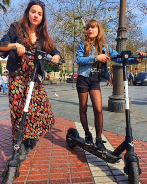 Adéla Heftyová Instagram - V Španielsku sa ľudia v mestách veľa presúvajú na elektrických kolobežkách 🛴 Skúsili sme si to, funguje to úžasne 😜 Je to zábavné, rýchle a hlavne ekologické 🌍💚💙 Doma chodím do školy autobusom alebo trolejbusom. A veľmi veľa chodím aj pešo. Vy ste na tom akooo? #doprava #dolava #dopredu #dozadu #ecofriendly #iliketomoveit