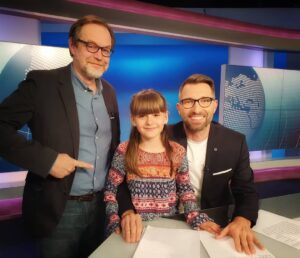 Adéla Heftyová Instagram - Dnes som bola hosť v relácii Noviny o 12-tej 🎥🕛 Kuk videjko ⬅🙃😍 Bolo treba divákom povedať, že už tento víkend sa na vás tešíme na detskom festivale Festík🌈🎉 Vidíme sa: Sobota 13:00 show s Hugom Sníčkom - spievam pesničky z relácie Rapotáčik 🎤🎶 Nedeľa 11:00 autogramiáda Prázdniny ❤🖊📸 #tvjoj #tvrik #detskyfestival #festik #programnavikend  #rapotacik #hugosnicek #tesimsanavas #autogramiada #prazdniny
