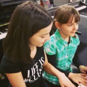 Adéla Heftyová Instagram - Keď sestry testujú klavír 🎹😀 @tereza_heftyova #piano #sestry #sisters #funtimes