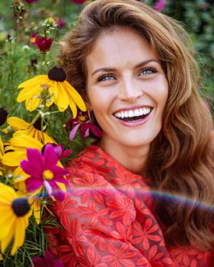Adeline Vetter Instagram - RAYONNER ☀️

Le sourire que j’arbore sur cette photo illustre à merveille l’état d’esprit dans lequel je suis depuis le 10 septembre 2023.

Je pense qu’il faut le vivre pour le comprendre, et même en le vivant je ne suis pas sûre de tout comprendre, mais le cocktail d’émotions que j’ai en moi actuellement, je sais que je vous le dois. 
À chaque fois que je revêts l’écharpe, vos yeux s’illuminent. Et à chaque fois que vos yeux s’illuminent, mon cœur se réchauffe un peu plus encore. 

Je crois beaucoup au destin, et je ne m’étais pas du tout imaginé un virage à 180 degrés pareil dans mon tracé de vie. Et pourtant… c’est comme si j’étais à ma place, enfin. Comme si tout ce que j’avais vécu me menait inexorablement vers cette destinée et vers cette couronne de Miss Alsace. Comme si chacun des combats que j’avais mené avait vocation à me préparer à vivre cette aventure. Comme si chacune de mes victoires passées m’avaient enfait fait avancer d’un pas de plus vers cette écharpe. 

Il faut croire que c’était écrit. 

Vous me faites briller chaque jour un peu plus, comptez sur moi pour vous faire rayonner le 16 décembre prochain ❤️🥨

Merci @laurakailphotography pour ce shooting plein de bonnes ondes ☀️