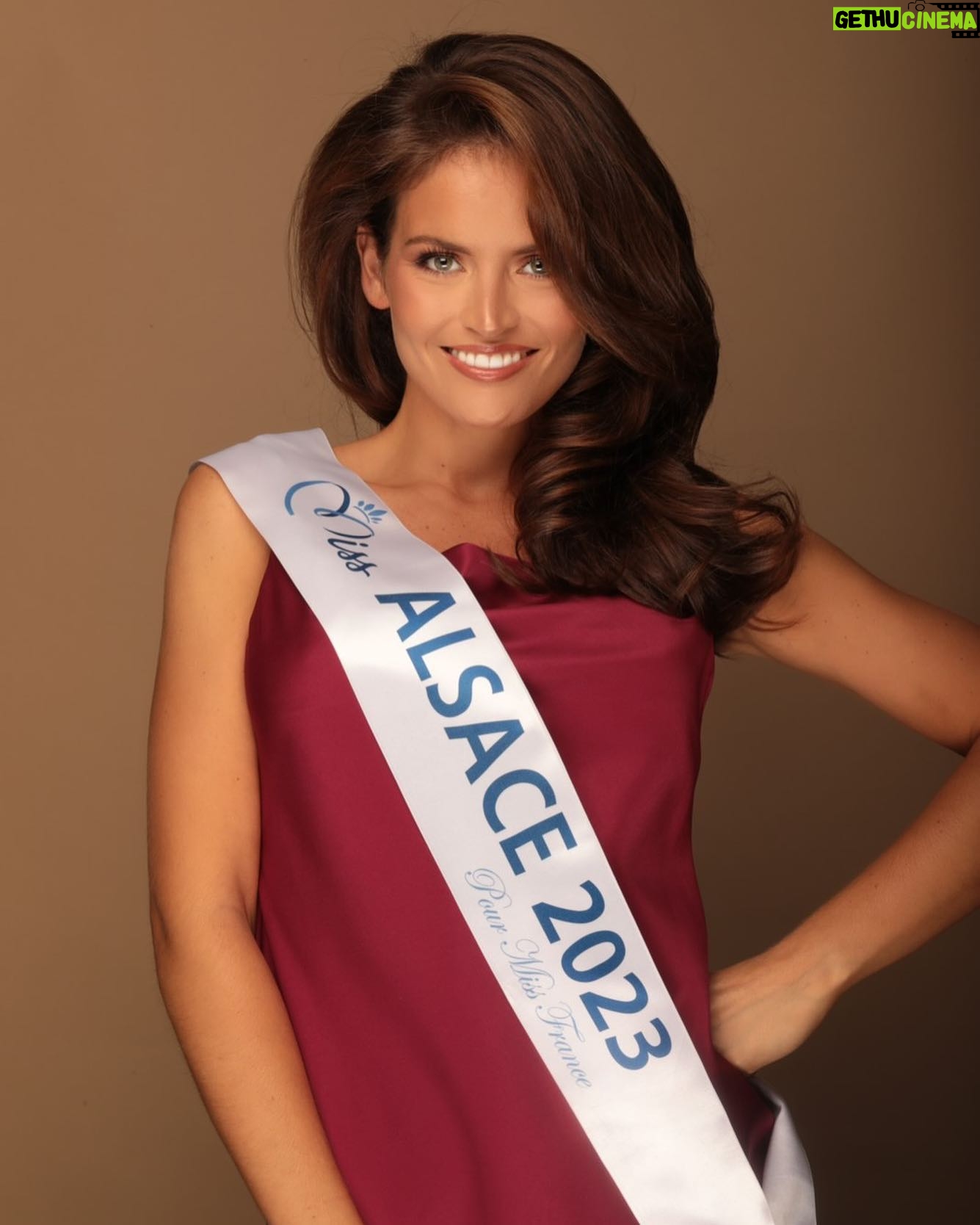 Adeline Vetter - 2.7K Likes - Miss Alsace 2024: LET’S GO 🥨
C’est officiel, les candidatures sont ouvertes 🥹
Si vous voulez vivre une aventure unique, si vous avez à cœur de représenter notre région, si vous avez le goût du challenge, c’est peut-être le moment de vous lancer!
Il y a un an j’étais comme vous, j’ai fait ma petite candidature et… je ne m’attendais absolument pas à tout ce que ce mail allait changer dans ma vie.
Les conditions restent les mêmes:
- mesurer 1,70m minimum
- avoir 18 ans minimum le jour de l’élection
- résider en Alsace (évidemment ❤️)
- être de nationalité française
Pour candidater, envoyez à comitemissalsace@royal-palace.com :
- une photo plein pied et une photo portrait (le plus naturel possible - pas de filtres ou autre)
- une lettre de motivation
Je suis surexcitée de commencer cette nouvelle aventure, j’ai déjà hâte de vous rencontrer et de vivre tout ça avec vous 😍
JETZT GEHT’S LOS GIRLS ❤️🥨
@cerfwillmakeuphair
@sergecomtessecoiffure