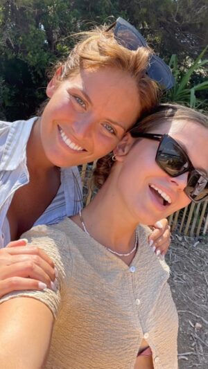 Adeline Vetter Instagram - HAPPY YOU ❤️

Pour tout te dire j’ai pas trouvé beaucoup de photos de nous petites pour la simple et bonne raison que -comme tu le sais- je te détestais, et je pense que je rechignais à être prise en photo avec mon ennemi numéro 1 😂. Tu m’avais pris ma place de petite dernière de la fratrie, ainsi que MA CHAMBRE, et apparemment il y’a 23 ans j’avais déjà un caractère de cochon. 

Mais passons, c’est drôle de se dire qu’après t’avoir maudite, tu es aujourd’hui ce que j’ai de plus précieux au monde: la première personne que j’ai envie d’appeler quand j’ai un doute, la première personne que j’ai envie de voir quand ça ne va pas, la seule personne sur terre avec qui je pourrais passer 1 milliard d’heures d’affilé sans m’ennuyer. 

Alors oui je suis assez envahissante comme soeur…je veux tout le temps être avec toi, je t’ai déjà volé au moins une fois l’intégralité de ta garde-robe, j’adore dormir dans ta chambre quand je rentre à la maison, je me sers sans aucune gêne dans ta trousse à makeup… mais tu ne pourrais pas te passer de moi 😜

Je sais que j’ai été un modèle pour toi (Adeline modestie), mais sache que tu en es aussi un pour moi. Tu as 23 ans mais tu as toujours cette insouciance qui illumine chaque endroit où tu passes. Tu es ambitieuse, travailleuse, incroyablement belle, et tu réussis à jongler entre tes études, tes jobs étudiants, tes animaux, ta vie de jeune femme, et tes rêves. 

Merci d’être celle que tu es, et merci de toujours te soucier de ta vieille sœur qui ne te lâchera jamais d’une semelle ❤️ 

JOYEUX ANNIVERSAIRE @lunavttr 🎂

(Tu me remerciera   tard de n’avoir mis aucune photo de nous durant l’adolescence 😂)