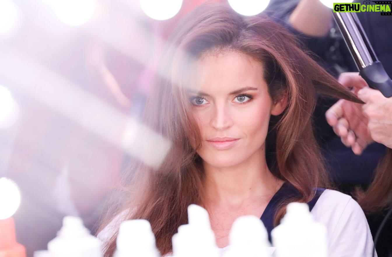 Adeline Vetter - 3.1K Likes - Méli-mélo de souvenirs ⭐️
De mon départ sur scène à mon retour en coulisse après l’annonce du top 15, je peux revivre à travers chacune de ces photos les émotions que j’ai ressenti ce soir là.
Appréhension, excitation, mais surtout: FIERTÉ 🙏🏼
Crédits photos:
@marieetchegoyen
@sipa.press
@alexb_sarmiento