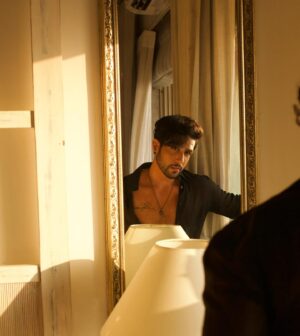 Adhyayan Suman Instagram - Dil se mukar na kyun, Girja sambhal na tu, is pyaar mai, ek raar main ho jaye chal besharam …. #sharam 🧿🖤