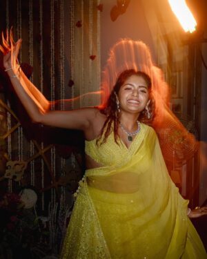 Aditi Shankar Instagram - Yellow yellow party mellow 🌼🌻💥💯🔥 
#haldi