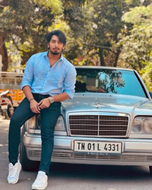 Aditya R K Instagram - “Hey Kuru Kuru nu 
Kann Thuruvudhu 
Kaaranam Ivalaa” 🤍

PC @vigneshkumar.rb
