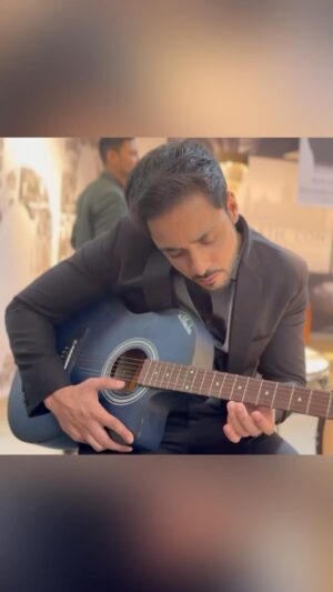 Adnan Khan Instagram - When the srk in you wakes up and then you wake up 😂😂😂. #adnan_a_khan #srk #ddlj #guitar #expectations #reality #actor #dream #mumbai #india #onset #life #kathaankahee #viaan