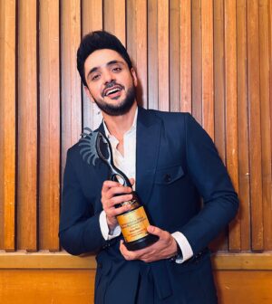 Adnan Khan Instagram - EVERYDAY……just put your best foot forward. That’s it.  Thank you @sonytvofficial @official_sphereorigins @mountainhead1 @inder.das82 @anil.katke @reemstini  Styled by - @purvabansal5 
Outfit by - @mrbutton
Team - @oceanmediapr  #adnan_a_khan #kathaankahee #actor #awards #internationalindianfilmandtelevisionawards #bestactor #breakoutperformance #adnankhan #kathaankahee #viaanraghuvanshi #blessed #alhamdulillah