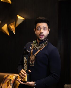 Adnan Khan Instagram - I think they messed up. The name on the award should be best actor TRAINER “Ravi Bhushan” @mountainhead1 😂😂. Though I’m very happy and proud to be honoured, this belongs to my entire team. All of you are just LOVE! (@aditidevsharma especially you) (@samar_vermani especially not you) thank you to @sonytvofficial @official_sphereorigins @reemstini ❤️❤️
Photographer @_click_and_blink_
Styled by - @desai6343 
Accessories styled by @simstyles20
Accessories @creyons_
Artist Reputation Management @oceanmedipr
#adnankhan #kathaankahee #award #dadasahebphalkeaward #bestactor #win #mumbai #india