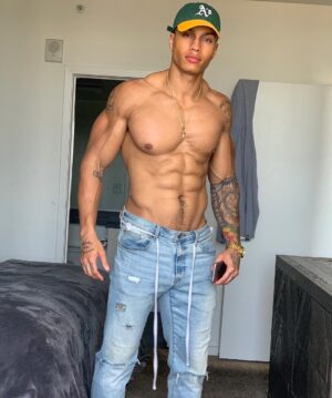 Adrian Conrad Instagram - “I weighed the risk and the reward saw the scale tippin”🇬🇳🇬🇳 #aesthetic #aesthetics #abs #bodybuilding #bodybuilder #cardio #drive #fit #fitness #fitfam #fitspo #gym #gains #goals #gymtime #gymmotivation #hardwork #motivation #workout