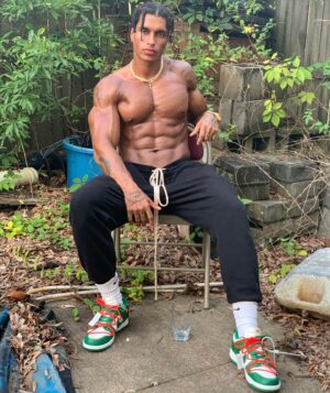 Adrian Conrad Instagram - “Cold game but I knew it was chess”🇬🇳🇬🇳 #aesthetic #aesthetics #abs #bodybuilding #bodybuilder #cardio #drive #fit #fitness #fitfam #fitspo #gym #gains #goals #gymtime #motivation #workout