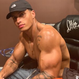 Adrian Conrad Instagram - “Re-up money thats not to spend”🤫 #aesthetic #aesthetics #abs #bodybuilding #bodybuilder #cardio #drive #fit #fitness #fitfam #fitspo #gym #gains #goals #gymtime #gymmotivation #hardwork #motivation #workout
