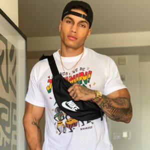 Adrian Conrad Instagram - “Never let a hard time humble us.”🇬🇳🇬🇳 #aesthetic #aesthetics #abs #bodybuilding #bodybuilder #cardio #drive #fit #fitness #fitfam #fitspo #gym #gains #goals #gymtime #gymmotivation #hardwork #motivation #workout