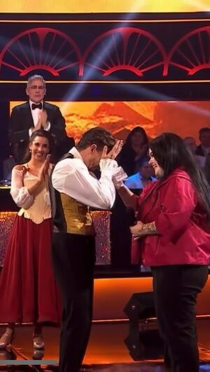 Adrián Lastra Instagram - Cómo puedo explicar lo que pasó ayer en @bailandoest …..
Para la gente que no lo vio. Bailamos @saragarcia.dance y yo y nos dieron pleno de 10…. Todo era muy bonito hasta que nos piden si podemos repetirlo….
Cuando empezó a sonar la primera nota cantada se me encogió el corazón… sabía que esa voz era de mi vida…. Y cuando salió mi hermana @rociolastraa cantando en directo no podía dar crédito…. Las lágrimas me empañaron todo, no podía estar más feliz de estar en un escenario bailando con @saragarcia.dance y con mi hermana @rociolastraa cantando en directo….
SU PRIMERA VEZ EN LA VIDA QUE CANTA EN UN ESCENARIO! La primera vez que se pone unos in ears, su primera vez en todo! 
Los nervios te hicieron brillar!
Solo quiero decir GRACIAS a @bailandoest por darme una  de las mejores sorpresas de mi vida!
Gracias @rociolastraa por ser tan valiente, por romper barreras y por ser tan especial.
Ya lo he dicho muchas veces que tienes un talento que por desgracia poca gente conoce.

Ahora si…: ESTAMOS EN LA FINAL DE @bailandoest !!!!!!!!!

VAMOSSSSS!!!!!