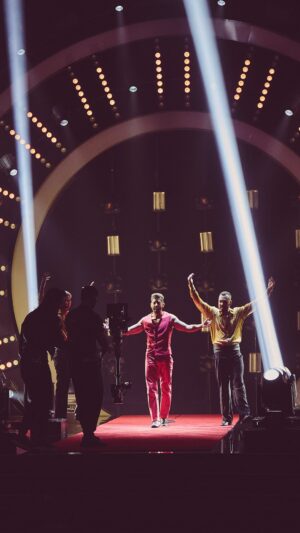Adrián Lastra Instagram - “Alguna vez habéis visto a un español bailando salsa?” 
Empecé con ese ÓRDAGO…. Obviamente que hay muchos Españoles que bailan Salsa (que habrá muchos que salten) hahahaha.
Fui el mejor de la noche y eso me hace MUY FELIZ!
Fui el mejor porque hicimos un grupo en este baile ESPECTACULAR!!
Obviamente mención para @sofiaghavami que me enseñó a perder la tensión, a disfrutar cada momento y a que nada era tan importante!
Me siento muy feliz haber podido conseguir algo así!
Espero que lo disfrutéis mucho porque yo me lo gocé!