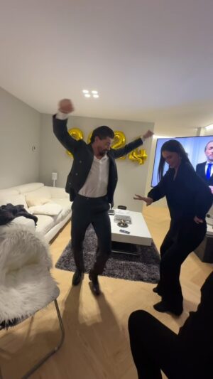 Adrián Lastra Instagram - Feliz año nuevo a todo el mundo!!!
Que viva la vida, que este año sigamos bailando la vida de la mejor manera que podamos sin preocuparnos por el que dirán.
Que este año esté lleno de salud, amor y felicidad!!

Mundo!!! Se os quiere !!!!!!