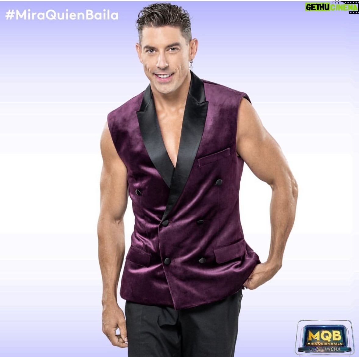 Adrián Lastra - 4.7K Likes - NEWS!!
Así es, vuelvo a Miami a hacer algo que me hizo tan feliz hace 4 años que es @miraquienbaila La Revancha!
Me hace mucha ilusión volver a lo que fue mi casa durante unos meses y está vuelvo a volver a sentirme libre, a bailar, a gozar cada momento, a aprender y a vivir esta experiencia tan MARAVILLOSA!!
Gracias @univision por hacerlo posible y gracias siempre a @rondenepr y @jenniferjnieman por ser las mejores!!
Pero sobre todo gracias a @clarachain por acompañarme en esta nueva experiencia, por apoyarme cada segundo de mi vida!
Pase lo que pase esta vez, me voy a proponer una cosa… “Disfruta Adri que la vida es una!”
Que comience el baile 💃