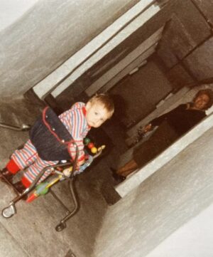 Adrián Lastra Instagram - Pues si… cambio de década … 40 AÑOS!!!

Puede ser muy típico, pero no me creo que ya haya llegado este momento de decir “soy un Cuarentón…”

Quien de diría a ese niño con su tacatá en las casas bajas de Vallecas donde vivía que luego recogería su primer Diploma (que yo creo que no era mío…..) luego empezaría a enseñar músculo con 8 añitos y ya se quedaría como rutina para siempre!

A ese niño posando con 12 años le diría “no tengas miedo a nada compadre, sigue siendo tu mismo siempre porque vas a conseguir lo que te propongas en la vida”. 

Que siga la vida bella, que ese niño corriendo por los pasillos de Vallecas no muera nunca y que sigamos marcando bíceps hasta el fin de nuestros días!

Happy birthday to me ❤️