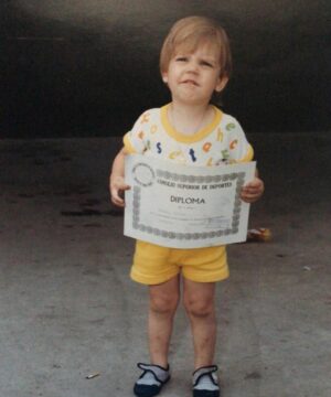 Adrián Lastra Instagram - Pues si… cambio de década … 40 AÑOS!!!

Puede ser muy típico, pero no me creo que ya haya llegado este momento de decir “soy un Cuarentón…”

Quien de diría a ese niño con su tacatá en las casas bajas de Vallecas donde vivía que luego recogería su primer Diploma (que yo creo que no era mío…..) luego empezaría a enseñar músculo con 8 añitos y ya se quedaría como rutina para siempre!

A ese niño posando con 12 años le diría “no tengas miedo a nada compadre, sigue siendo tu mismo siempre porque vas a conseguir lo que te propongas en la vida”. 

Que siga la vida bella, que ese niño corriendo por los pasillos de Vallecas no muera nunca y que sigamos marcando bíceps hasta el fin de nuestros días!

Happy birthday to me ❤️