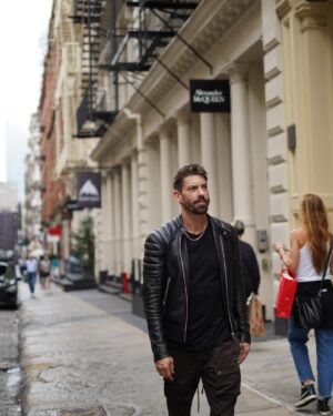 Adrián Lastra Instagram - Siempre me pilla las fotos desprevenido…
1. Pensando en la teoría de la Relatividad.
2. Practicando como se cogen los palillos chinos. 
3. “No respires que te están viendo”.
4. Queriendo ser H de 3 metros sobre el cielo, pero en versión Vallecana.
5. PaMisCojones.