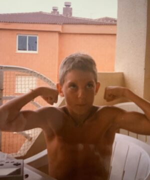 Adrián Lastra Instagram - Pues si… cambio de década … 40 AÑOS!!!

Puede ser muy típico, pero no me creo que ya haya llegado este momento de decir “soy un Cuarentón…”

Quien de diría a ese niño con su tacatá en las casas bajas de Vallecas donde vivía que luego recogería su primer Diploma (que yo creo que no era mío…..) luego empezaría a enseñar músculo con 8 añitos y ya se quedaría como rutina para siempre!

A ese niño posando con 12 años le diría “no tengas miedo a nada compadre, sigue siendo tu mismo siempre porque vas a conseguir lo que te propongas en la vida”. 

Que siga la vida bella, que ese niño corriendo por los pasillos de Vallecas no muera nunca y que sigamos marcando bíceps hasta el fin de nuestros días!

Happy birthday to me ❤️