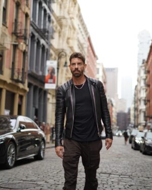 Adrián Lastra Instagram - Siempre me pilla las fotos desprevenido…
1. Pensando en la teoría de la Relatividad.
2. Practicando como se cogen los palillos chinos. 
3. “No respires que te están viendo”.
4. Queriendo ser H de 3 metros sobre el cielo, pero en versión Vallecana.
5. PaMisCojones.