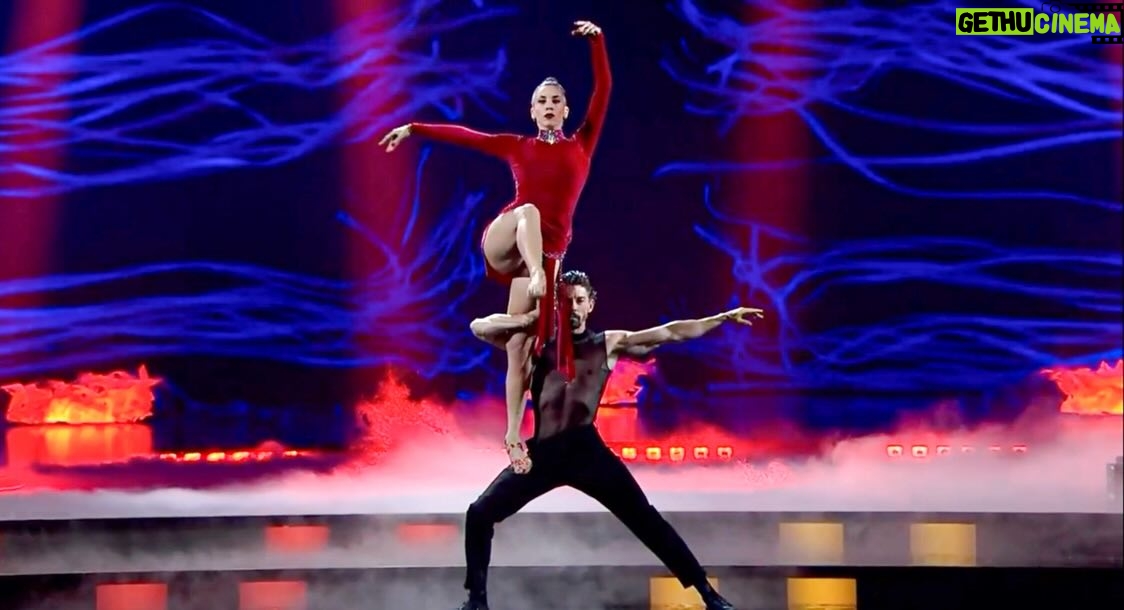 Adrián Lastra - 10.2K Likes - Debe ser que me gusta mucho el número 2….! Jajajajajaja
Lo voy a decir alto y claro, NO SOY BAILARIN PROFESIONAL!!!
Todo el equipo de bailarines son los que tienen esa GRAN etiqueta. Yo me dedico a trabajar duramente para sacar números como este.
Gracias, GRACIAS @saragarcia.dance por confiar en mi ciegamente. Nunca en mi vida había hecho telas antes y se que quería y podía hacer “algo” aunque fuese pequeñito!
Esta etapa ha sido una de las más duras de mi vida a nivel personal y a nivel FÍSICO.
El baile en mi vida estará siempre, pero como un segundo plano… yo vuelvo a mi oficio, la actuación.
Nunca he trabajado para ganar premios, nunca he bailado para ganar un programa. He bailado porque quería demostrarme que si podía hacerlo. Porque quería GOZAR y sobre en este baile que regalar todo nuestro esfuerzo y sacrificio.
Tras habernos desgarrado @saragarcia.dance y yo, esguinces, desgarros musculares, quemaduras de las telas, bloqueo de las falanges de los dedos de las manos, caídas en cervicales, queríamos reventar esto y perdón que lo digo pero HEMOS HECHO HISTORIA de TODOS LOS DANCING WITH THE STARS DE EL MUNDO habiendo hecho una parte de telas en mitad de de una rutina!
Sara, lo hemos conseguido, hemos ganado!!
Pero por supuesto…. ENHORABUENA @mariaisabelamqs porque eres INCREÍBLE. Enhorabuena @luismontero_dancer porque eres un puto ejemplo.
Ahora, que siga la vida, que siga el baile y a seguir toreando este mundo!