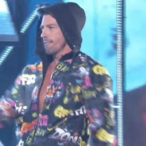 Adrián Lastra Instagram - Ayer volví a subirme al escenario de @miraquienbaila haciendo un estilo que me cuesta mucho “creérmelo”. 
Me lo disfruté mucho y quiero agradecer a @myrandagibson y @marcquet13 por todo lo que me enseñaron! Son unas bestias de el baile.
Espero que la semana que viene pueda dar más de lo que pude dar este domingo y superarme día tras día.

Gracias @miraquienbaila por dejarme volver a bailar y volver a sentir esas cosas tan especiales que se sienten aquí!

Enhorabuena a @diego_amoz porque la partió con su Urbano y fue merecido vencedor de el duelo!!!

La semana que viene volveremos a partir la pista de #MiraQuienBaila 

💪🏼🔥