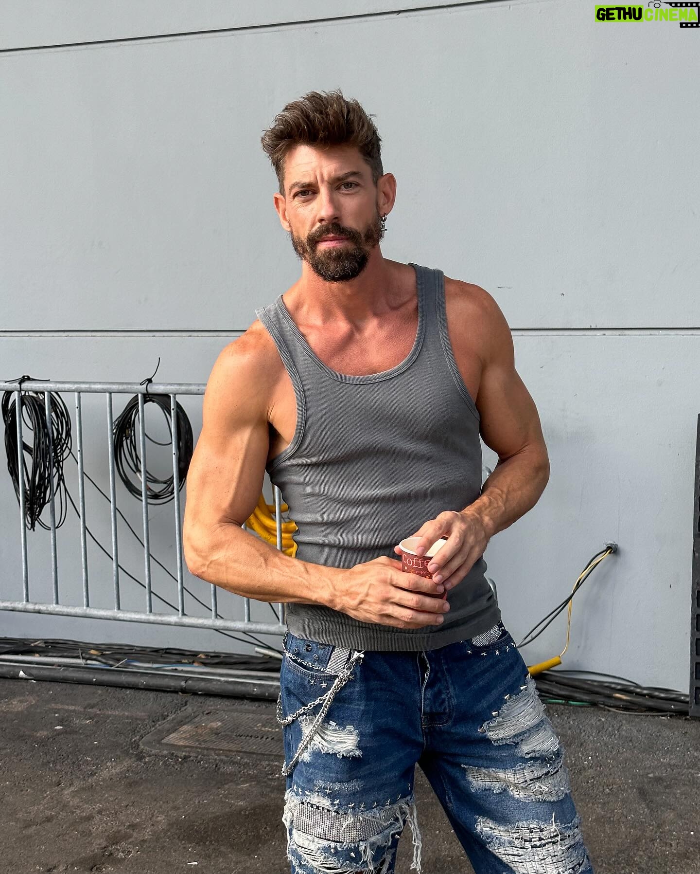 Adrián Lastra - 5.1K Likes - ESTAMOS EN LA SEMIFINAL DE @miraquienbaila !!!!!
Unas 6 horas de ensayos al día, no comer muy bien o comer muy poquito mejor dicho. Eso hace ese cuerpo escombro. 62 kilos un porcentaje bastante bajo…
Pero os aseguro que estoy muy feliz!
Me encanta poder tener la suerte de decir ESTOY MUY FELIZ!!
Mañana os subo la rutina a ver que os parece!!
Beso grande!