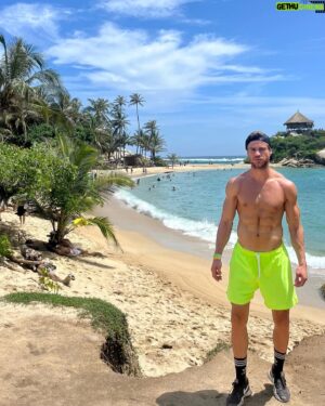 Adrián Pedraja Instagram - Hace un Mes visité por primera vez Colombia . Obvio que volveré 🥹🌴