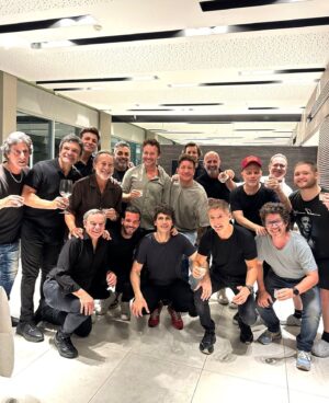 Adrián Suar Instagram - Pasé una hermosa noche de cumpleaños, siempre rodeado de amigos que quiero mucho. ¡Gracias a todos por los saludos!

#DiegoPeretti @marcelo.debellis @guille_francella @moldavskyroberto @pablocodevilla @petomenahemok @lucaslangelotti @tomaskirzner @nicovazquezok @gusbermudezok @pablo_mdayan @benjaminvicuna.ok @sebawainraichok @paulkirzner @bossimartin