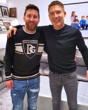 Adrián Suar Instagram - Tantas veces lo soñaste, lo soñamos. Tanto tiempo trabajaste para esto en equipo, @leomessi . Te conozco hace muchos años y te admiro. 

La última vez que te pregunté por la selección argentina, me respondiste con humildad que el equipo estaba trabajando con profesionalismo para levantar la copa y hoy gracias a la unidad que lograron nos dieron una alegría inigualable. 

Nos demostraste que con trabajo y perseverancia se puede. Ojalá tengamos muchos más logros colectivos en el país. GRACIAS SELECCIÓN ❤️

#argentinacampeón 🇦🇷