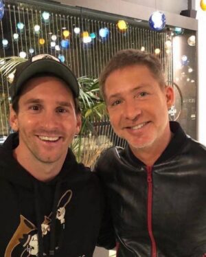 Adrián Suar Instagram - Tantas veces lo soñaste, lo soñamos. Tanto tiempo trabajaste para esto en equipo, @leomessi . Te conozco hace muchos años y te admiro. 

La última vez que te pregunté por la selección argentina, me respondiste con humildad que el equipo estaba trabajando con profesionalismo para levantar la copa y hoy gracias a la unidad que lograron nos dieron una alegría inigualable. 

Nos demostraste que con trabajo y perseverancia se puede. Ojalá tengamos muchos más logros colectivos en el país. GRACIAS SELECCIÓN ❤️

#argentinacampeón 🇦🇷