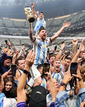 Adrián Suar Instagram - Tantas veces lo soñaste, lo soñamos. Tanto tiempo trabajaste para esto en equipo, @leomessi . Te conozco hace muchos años y te admiro. 

La última vez que te pregunté por la selección argentina, me respondiste con humildad que el equipo estaba trabajando con profesionalismo para levantar la copa y hoy gracias a la unidad que lograron nos dieron una alegría inigualable. 

Nos demostraste que con trabajo y perseverancia se puede. Ojalá tengamos muchos más logros colectivos en el país. GRACIAS SELECCIÓN ❤️

#argentinacampeón 🇦🇷