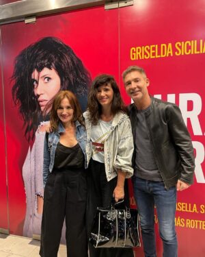 Adrián Suar Instagram - Pura sangre, puro talento. 

Impecable todo el elenco. Gran dirección de @aruzzireal y @carlitoscasella. Una obra que jerarquiza el teatro. 👏🏼👏🏼💕

Pero lo mas importante Gri: la gracia está intacta 😉 @griseldasiciliani @multiteatro