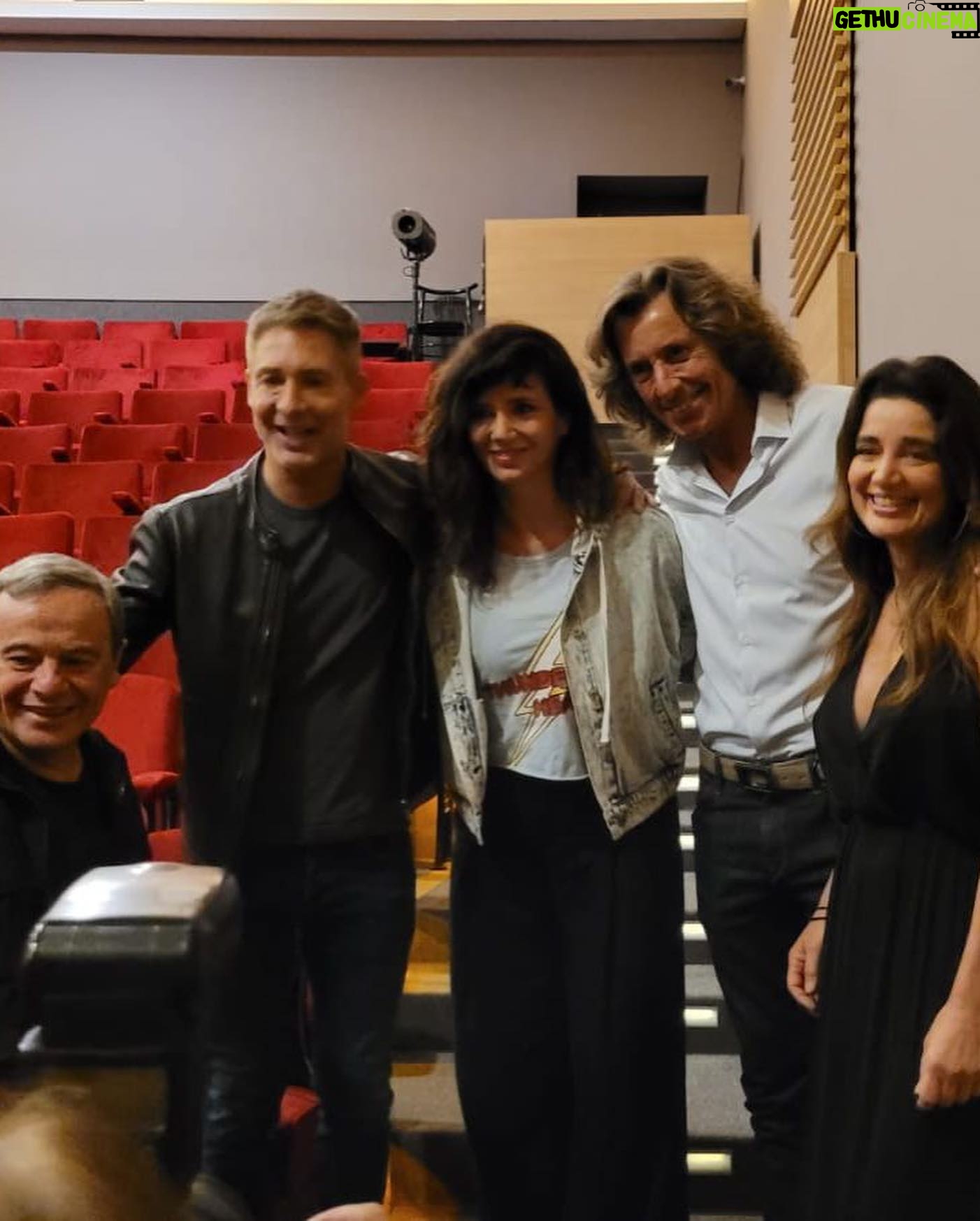 Adrián Suar - 32.3K Likes - Pura sangre, puro talento.
Impecable todo el elenco. Gran dirección de @aruzzireal y @carlitoscasella. Una obra que jerarquiza el teatro. 👏🏼👏🏼💕
Pero lo mas importante Gri: la gracia está intacta 😉 @griseldasiciliani @multiteatro