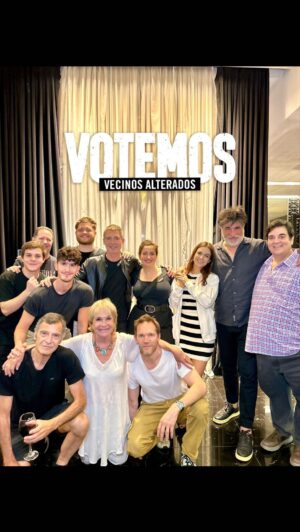 Adrián Suar Instagram - ¡Cierre de la primera temporada de Votemos! Gracias por acompañarnos siempre. Volvemos el 10 de enero 🙌 #Votemos 

@murielsanta.ana @agustinacherriok @virginia_lago_ok @juangilnavarro 
@gustigarzon @carportaluppi @tomaskirzner @alandaicz
@santirequejo @baronedan 
@pablocodevilla @gusbermudezok
@paulkirzner @vanebafaro @candelariaaudi 
@preludio.producciones