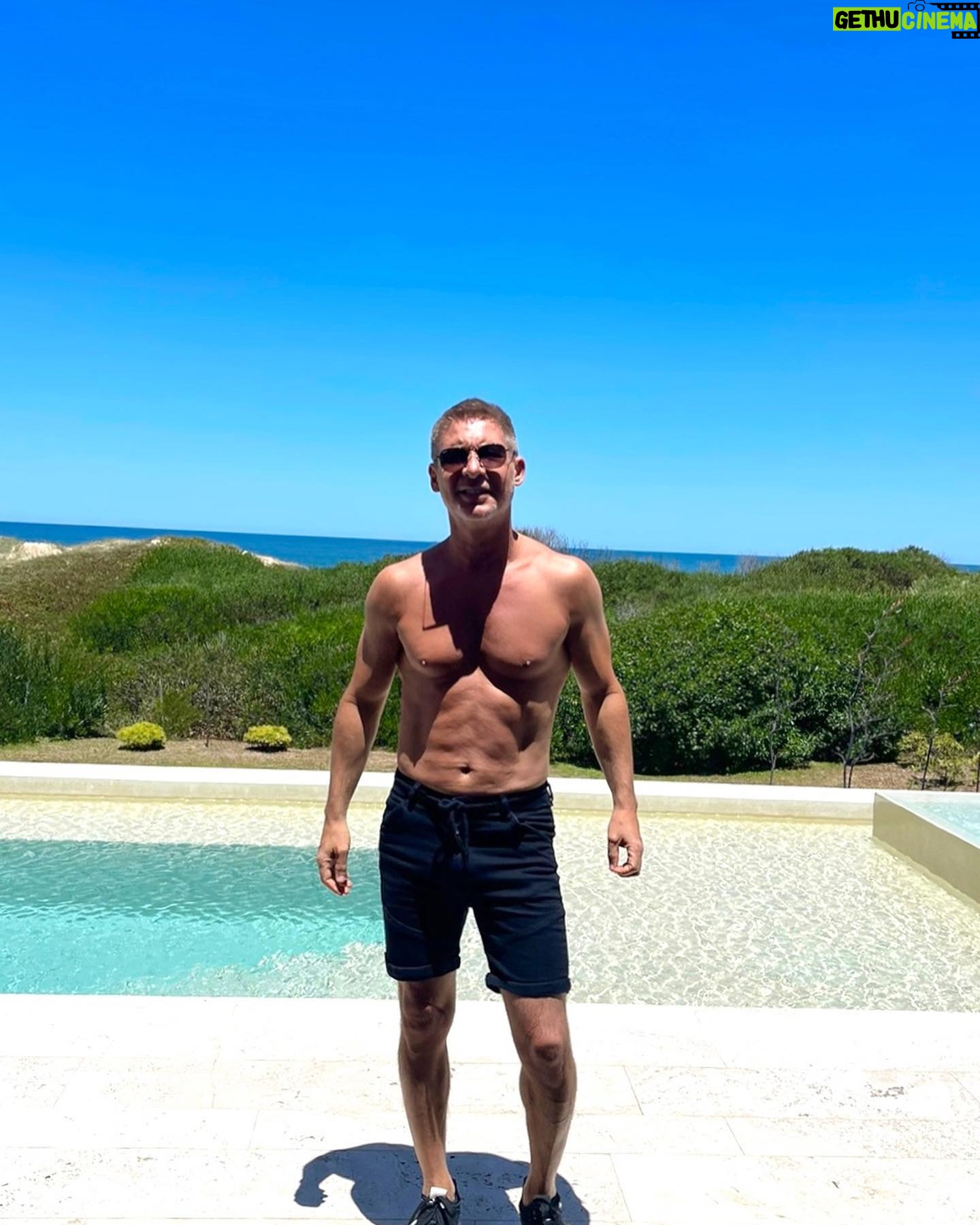 Adrián Suar - 30.2K Likes - Carrete de verano ☀️ Una foto más y me quedaba en bolas 🤣
