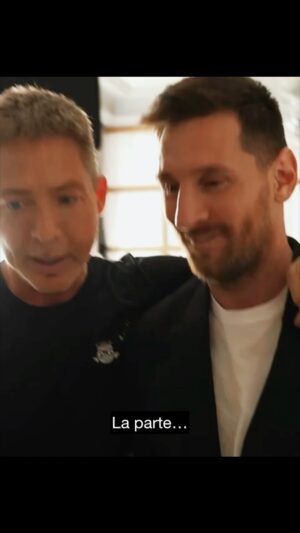 Adrián Suar Instagram - A lo largo de mi carrera, les he dado indicaciones a muchos actores. A algunos les hice bien y a otros les arruiné la carrera 😂😂 Pero el único que me entendió a la perfección las indicaciones es el número uno @leomessi ❤️🤣 🎬

El 25 de junio vuelven #LosProtectores con un “Mago” más optimista, más caradura, y con más chances de meterse en quilombos. Nueva temporada, en @starplusla.

Si todavía no estás al día con la temporada 1, aprovechá el feriado para maratonearla. 

@gusbermudezok @soyandresparra @niscojorge @paulkirzner @vanebafaro 🙌