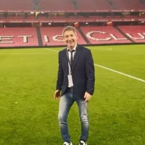 Adrián Suar Instagram - Gracias al @AthleticClub por el trato que me brindaron ayer en el partido con Valencia. Pude sentirme por un rato ex jugador de fútbol, que es lo que fui toda la vida, ex jugador (incluso cuando jugaba) 🤣⚽ #athletic125 @santirequejo