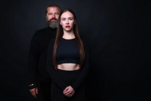 Adriana Mašková Instagram - Z  rozhovoru, který pro vás s @marsalekjosef82 chystáme 🖤

Česká televize ti skrze Stardance do života vmetla @adrianamaskova .. je evidentní, že jste si sedli.. Kdy jsi pochopil, že to bude fungovat? 

Na první schůzce. Prostě ta jiskra buď přeskočí nebo ne. První moment už nikdy nevrátíte zpátky. A dojem taky ne. Adriana je mladý člověk, nedávno oslavila 25. narozeniny a velmi se vymyká tím, jak je intuitivní, přemýšlivá, empatická a umí naslouchat. A toto umění má dnes čím dál tím méně lidí. Ten čas, který trávíme spolu, mě velmi obohacuje. Možná je to tím, že tanec je vysoko vysoce estetická záležitost, a proto je 
taková, jaká je.

A co Josef a tanec? Baví? 
Moc. Jsem rád, že jsem v pozici, kdy můžu všechno ostatní vypnout a věnovat se jenom tomu. Můj jediný cíl je, užij si to a zároveň sebe ani nikoho jiného nezranit. Žádný další není. Vnímám tu příležitost a nezajímám se o pořadí nebo umístění, ale chci si užít ten proces a tu cestu.

Nohy, záda, ruce bolí? 
Bohužel ne.

Hubneme? 
Taky ne. Myslím. (smích)

A budeme zase pokračovat... Někdy příště... 🙋🏼‍♂️🖤

#honzakorinek #jednickanadvojce #honzakorinekhairstudio #zazijtojinak #zazijtospolu #kadernictvipraha #praha2 #friends #power #friendship