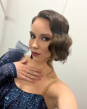 Adriana Mašková Instagram - 4. Přenos i můj celý look byl nádherný! Miluju to a miluju to, že jedeme dál! 
Vďečná! 🤍

💄 @sablikovamakeup 
👗 @kostymerna.cz @nosme_dance 
💇🏽‍♀️ @frufkaseznam.cz_