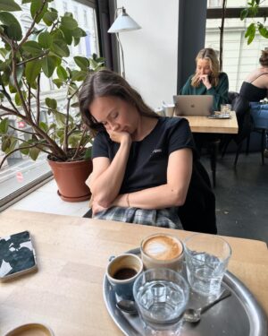 Adriana Mašková Instagram - Jaké je se mnou jít na kafe den po přenosu? 
.
.
.
🙂